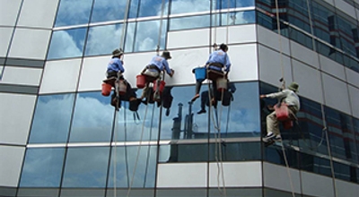 LAU KÍNH TÒA NHÀ CAO TẦNG NHƯ THẾ NÀO KHI VƯỢT QUÁ KHẢ NĂNG KIỂM SOÁT CỦA NHÂN VỆ SINH VÀ TẠP VỤ?