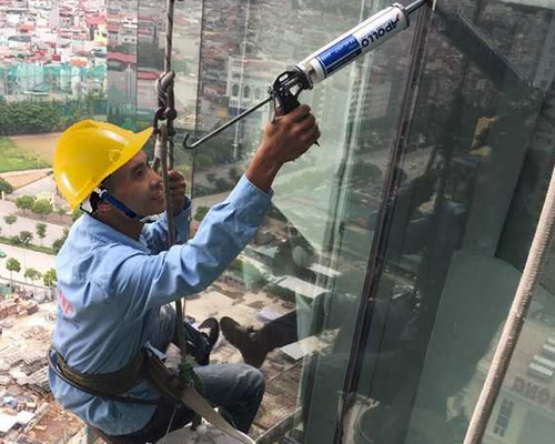 Vì sao nên bơm keo silicone để chống thấm vách kính tường?