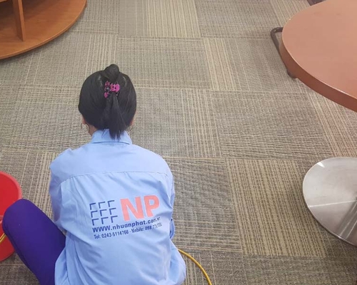 Chia sẻ các bước giặt thảm cầu thang nhanh chóng, hiệu quả nhất