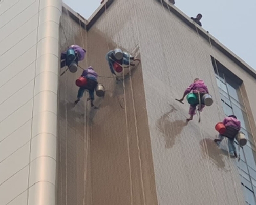 Dịch vụ lau kính mặt ngoài toà nhà chuyên nghiệp, uy tín nhất tại Nhuận Phát