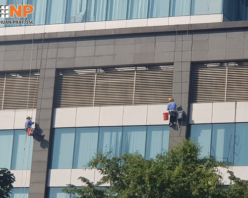 Dịch vụ bơm keo chống thấm khối đá ốp tường văn phòng