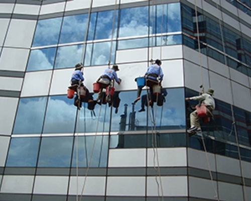 LAU KÍNH TÒA NHÀ CAO TẦNG NHƯ THẾ NÀO KHI VƯỢT QUÁ KHẢ NĂNG KIỂM SOÁT CỦA NHÂN VỆ SINH VÀ TẠP VỤ?