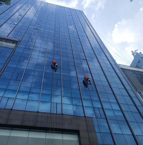 Lau kính tòa nhà cao tầng