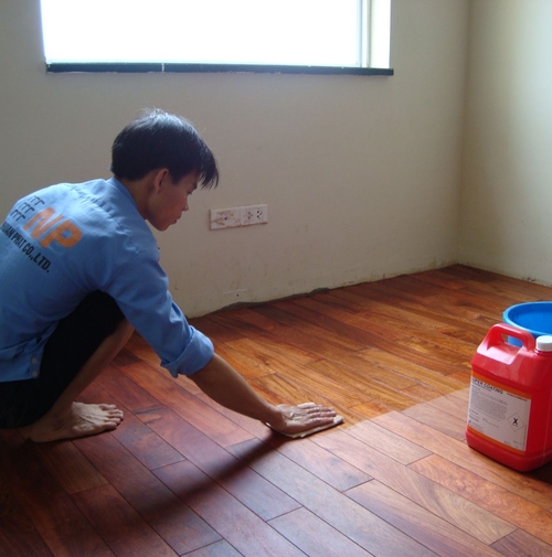Bảo dưỡng, phủ bóng sàn gỗ công nghiệp